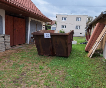 Aktuality / KONTAJNER za obecným úradom - foto